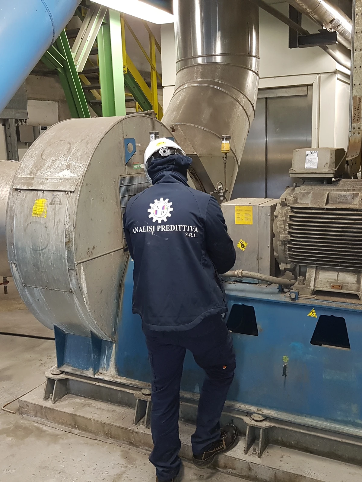 Tecnico durante la bilanciatura in campo di una girante