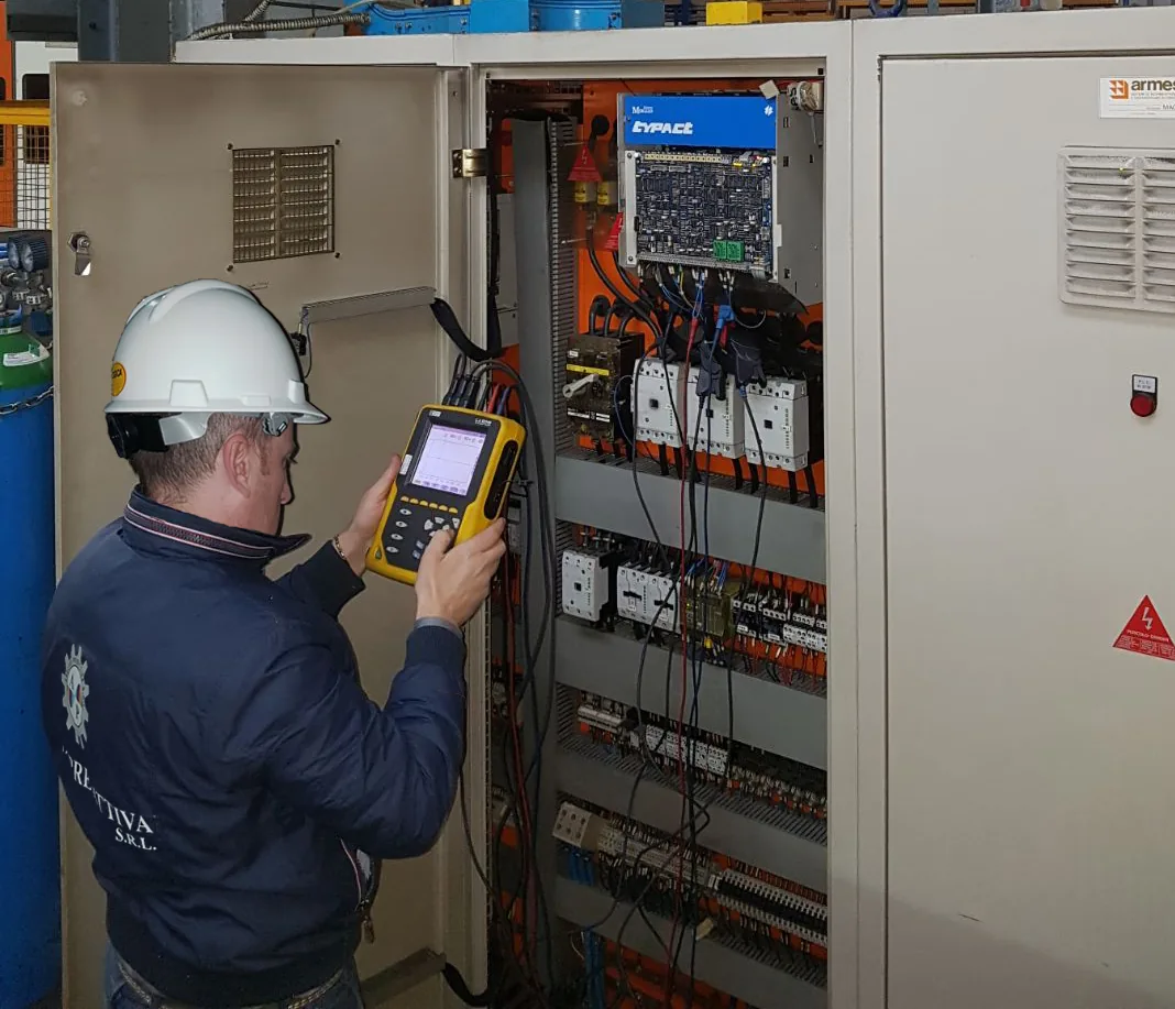 Tecnico durante controllo inverter