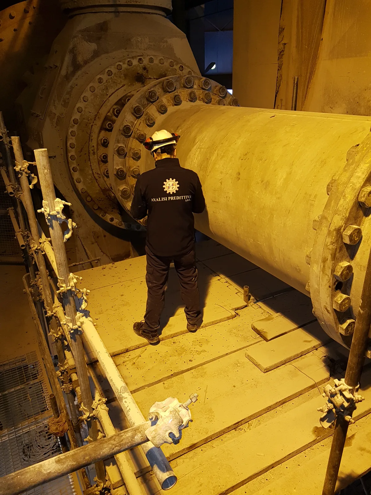 Tecnico Analisi Predittiva durante un controllo su una macchina industriale