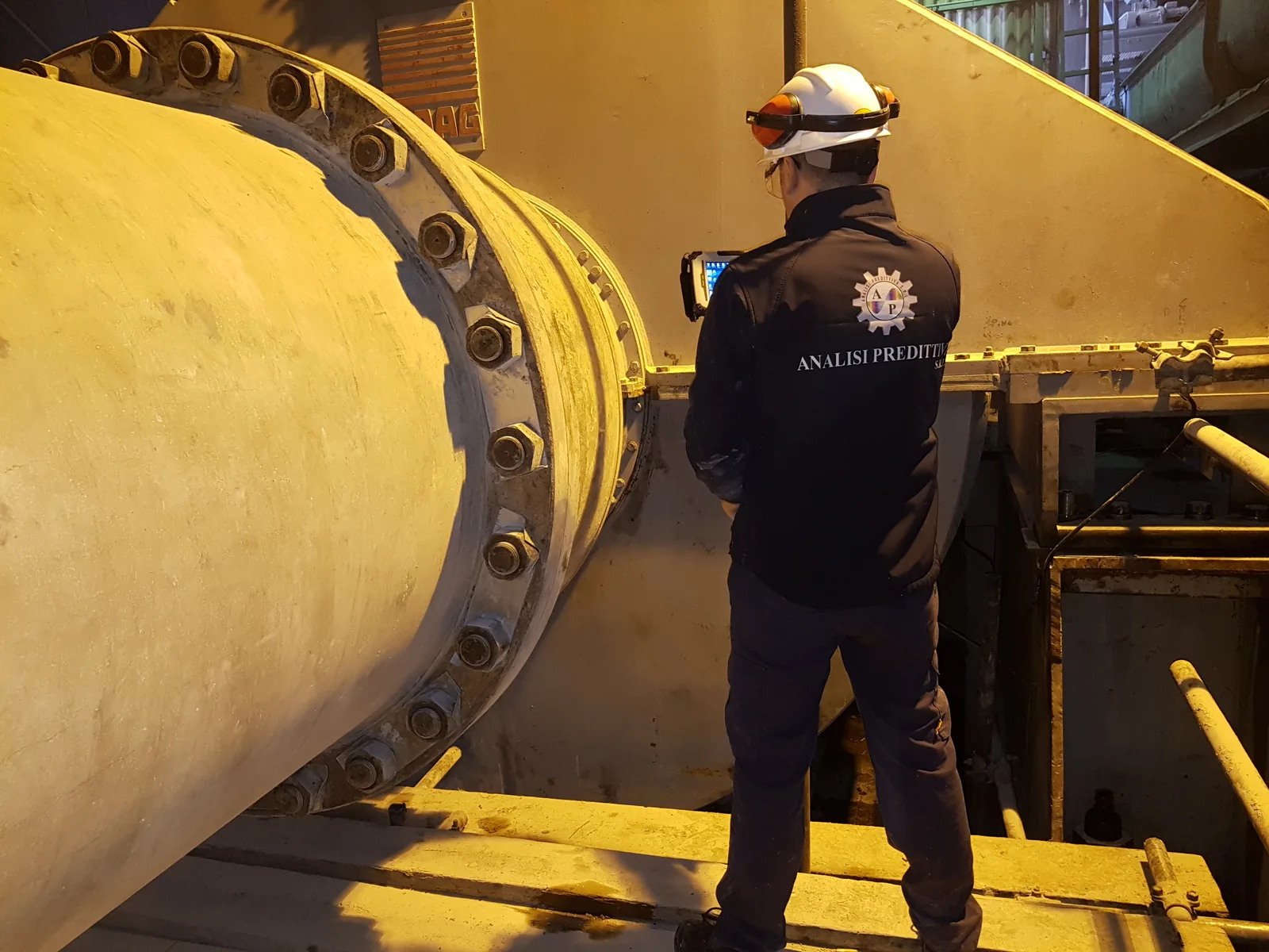 Tecnico Analisi Predittiva durante il controllo di una macchina industriale