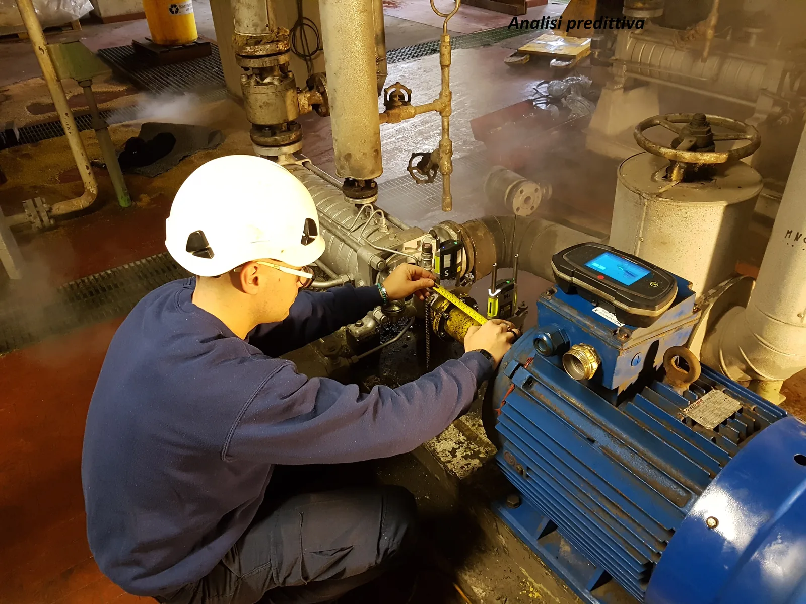 Tecnico durante un intervento su motore elettrico industriale
