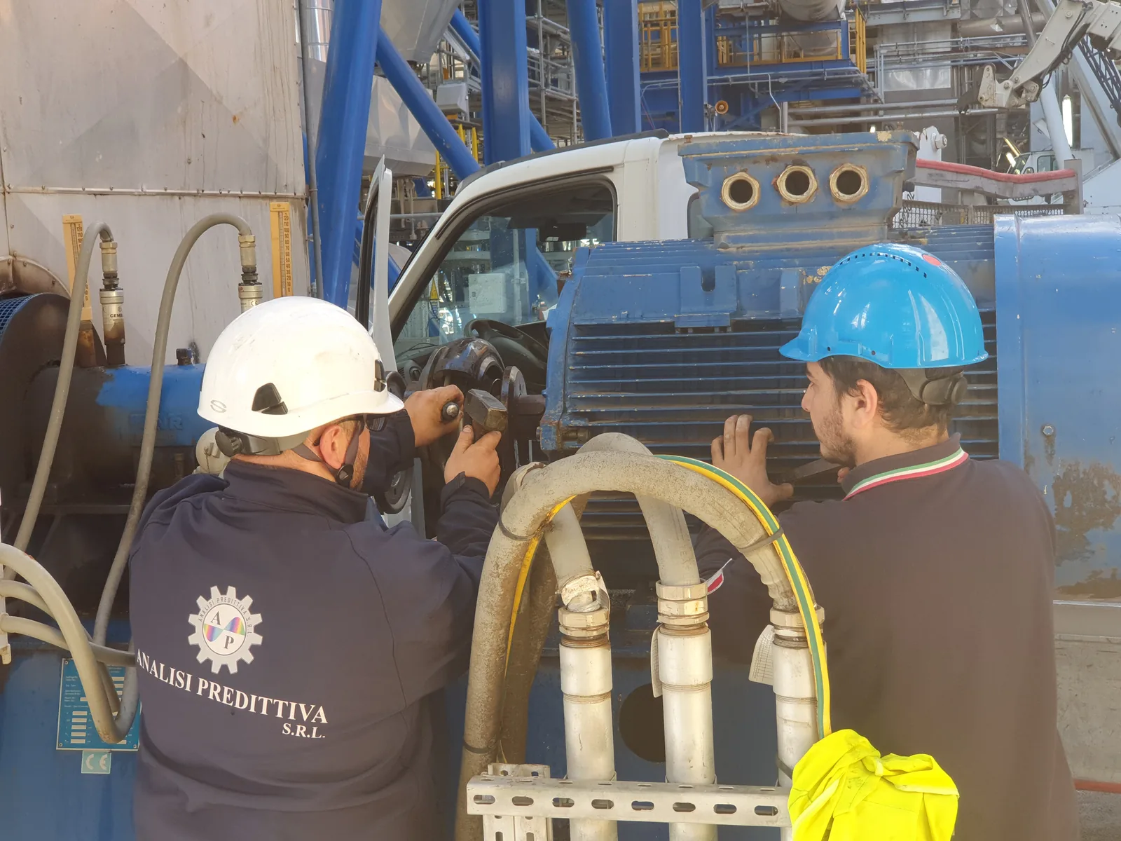 Tecnici durante la revisione di una macchina elettrica industriale