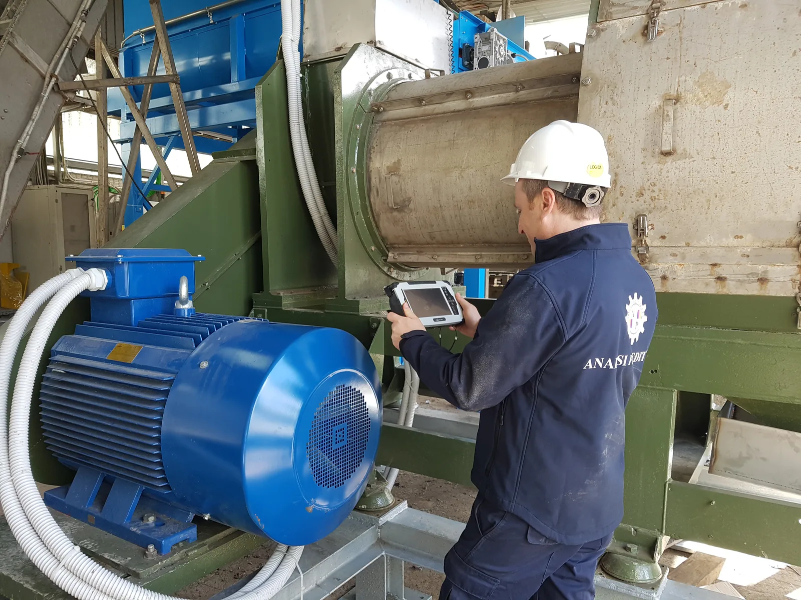 Tecnico durante una misura vibrazionale su motore industriale