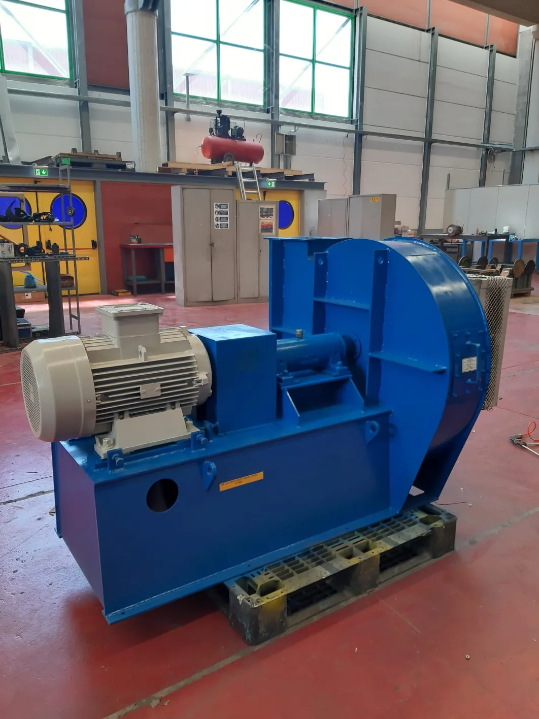 Ventilatore industriale pronto per lavorazioni in officina
